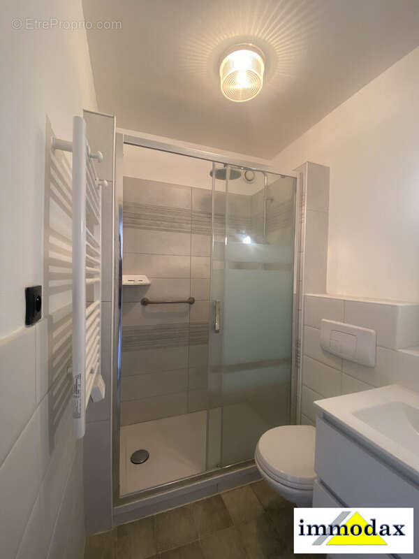 Salle d&#039;eau avec WC - Appartement à DAX