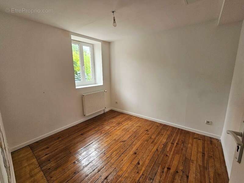 Maison 176 m² habitables - jardin - cour - grange  CHAURIAT (63) - photo 10