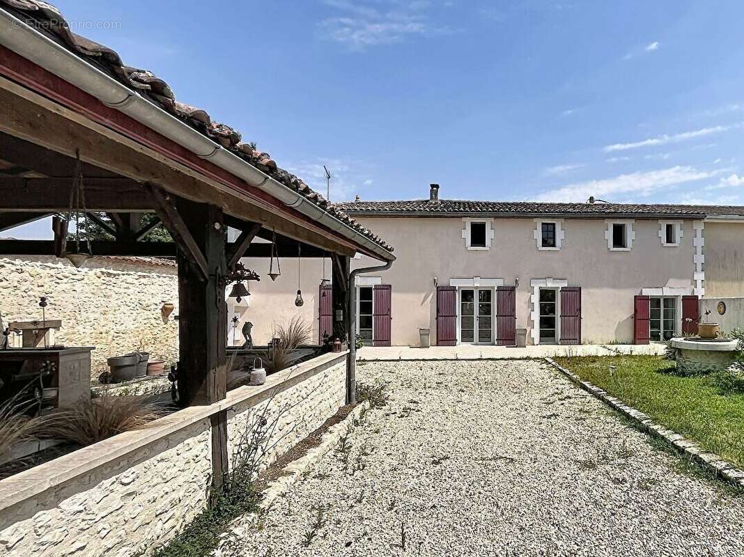 Propriété 5 chambres de 288m2 avec piscine et son parc. - photo 2