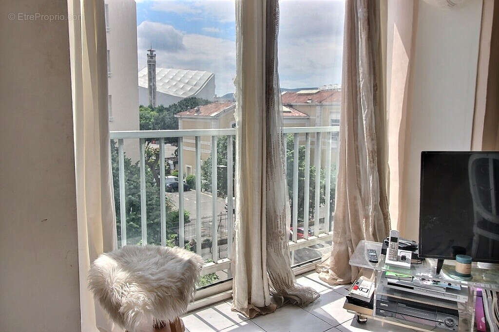 Marseille 8 - secteur rond point du prado / palais des congres , appartement  lumineux , ascenseur, loggia, cellier, 3 chambres - photo 10
