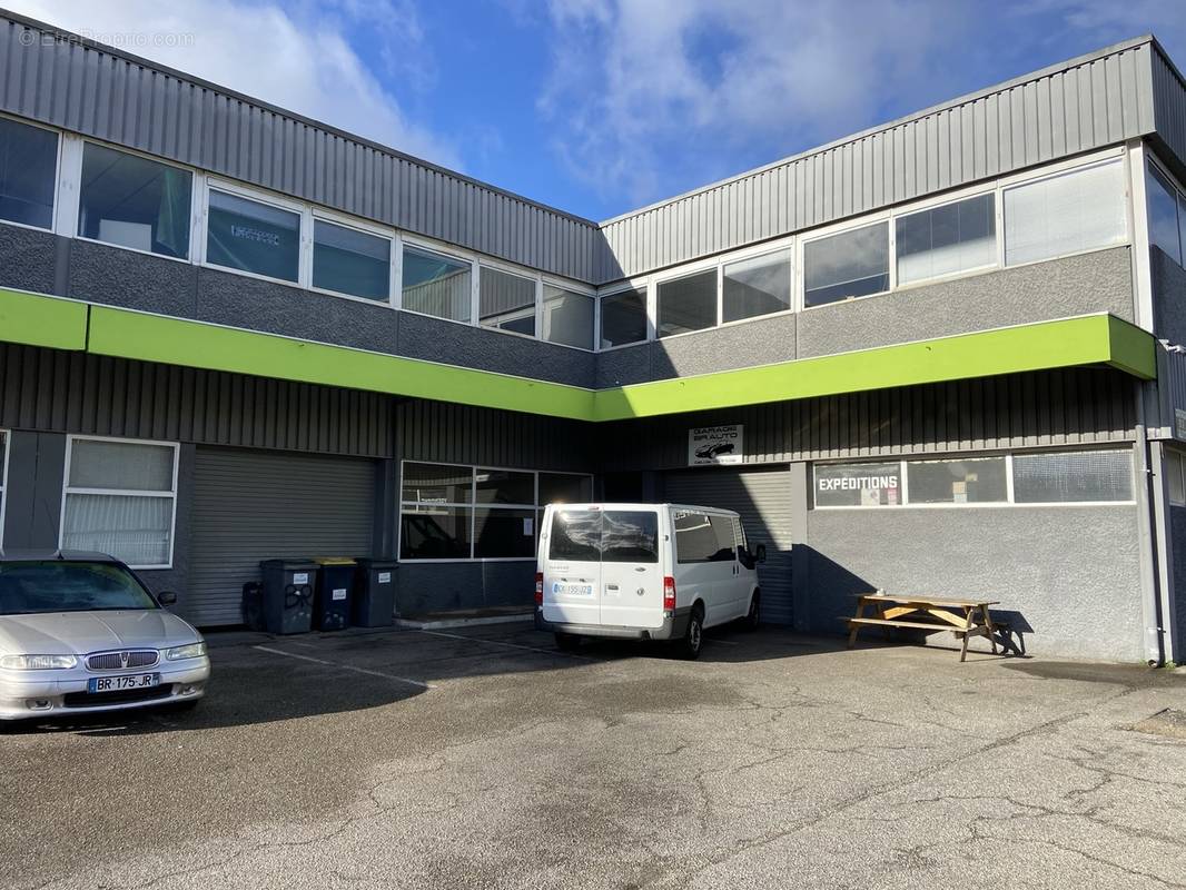 LOCAUX ACTIVITÉ/STOCKAGE de 370m² à 1600m² Saint Etienne - photo 2