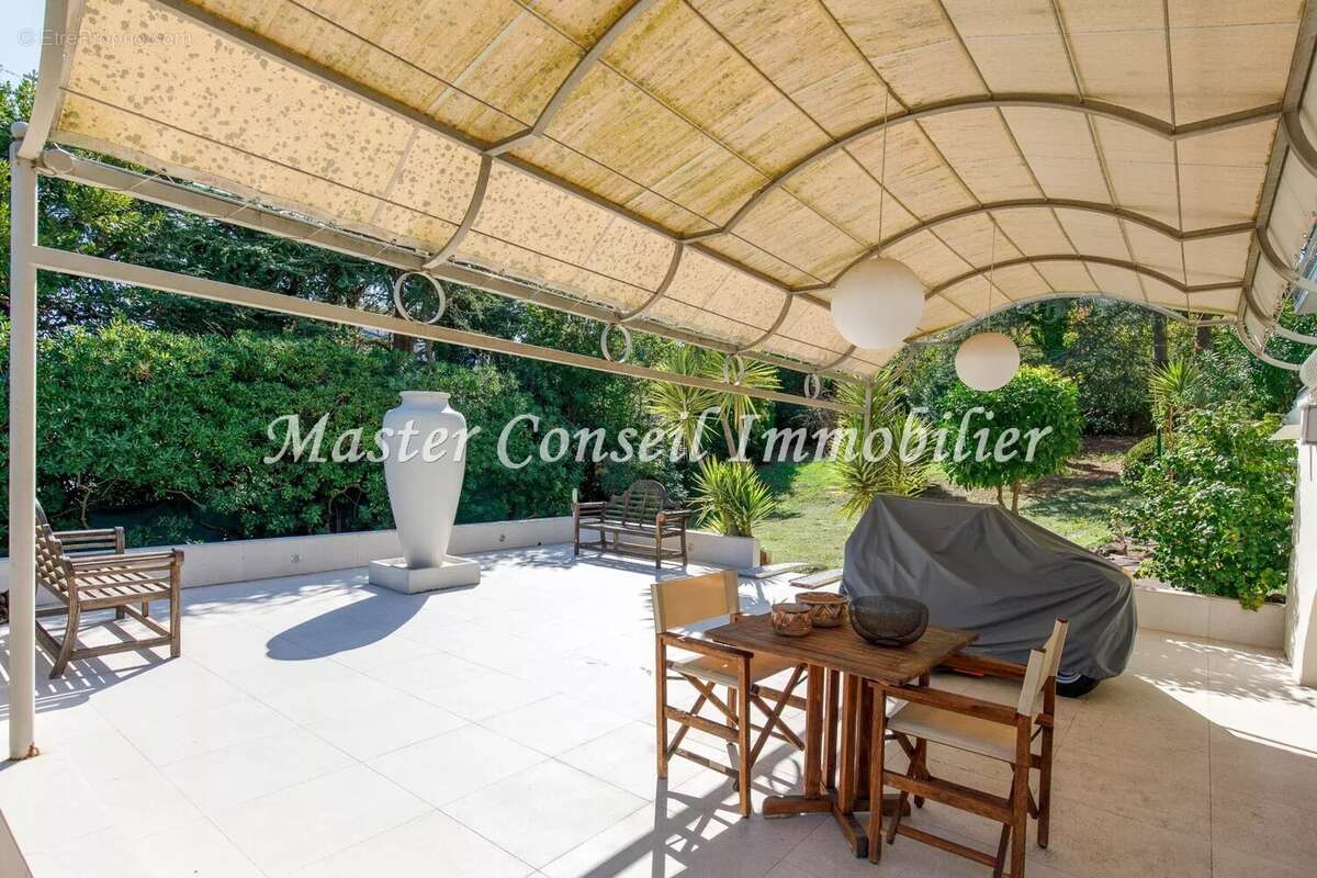Vue Mer , Villa rénovée 280M²  contemporaine.  Parc arboré  2500M² - photo 18