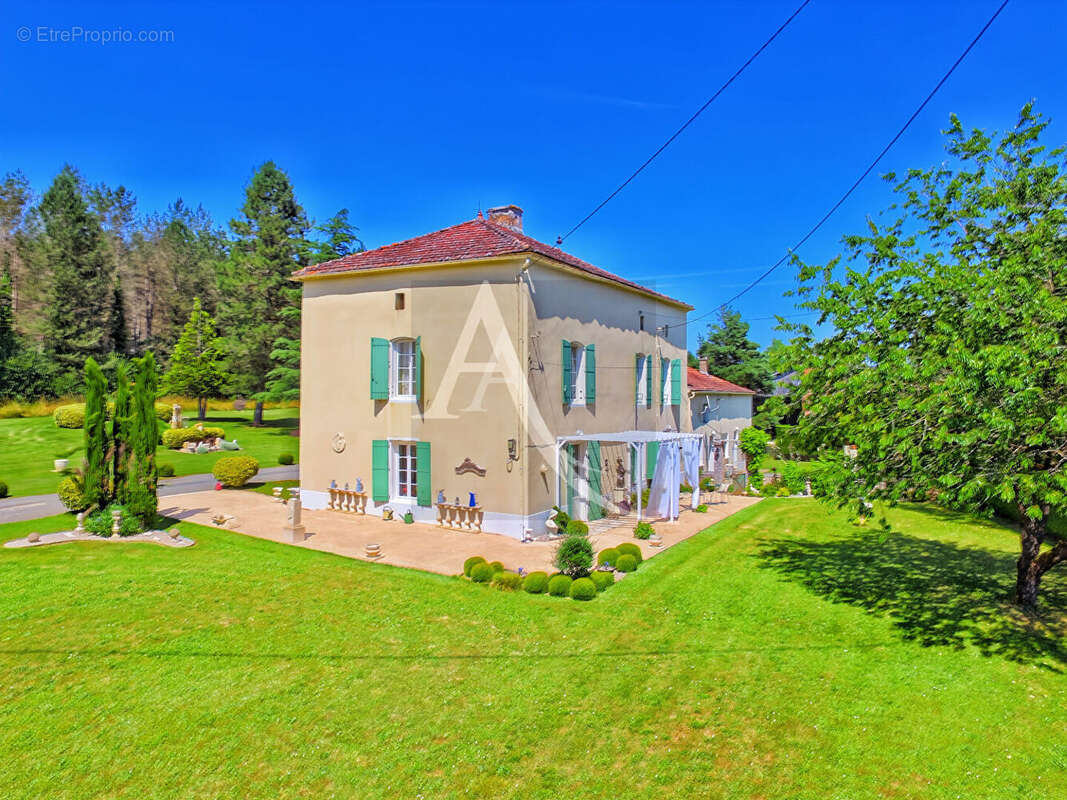 Maison à BLANQUEFORT-SUR-BRIOLANCE