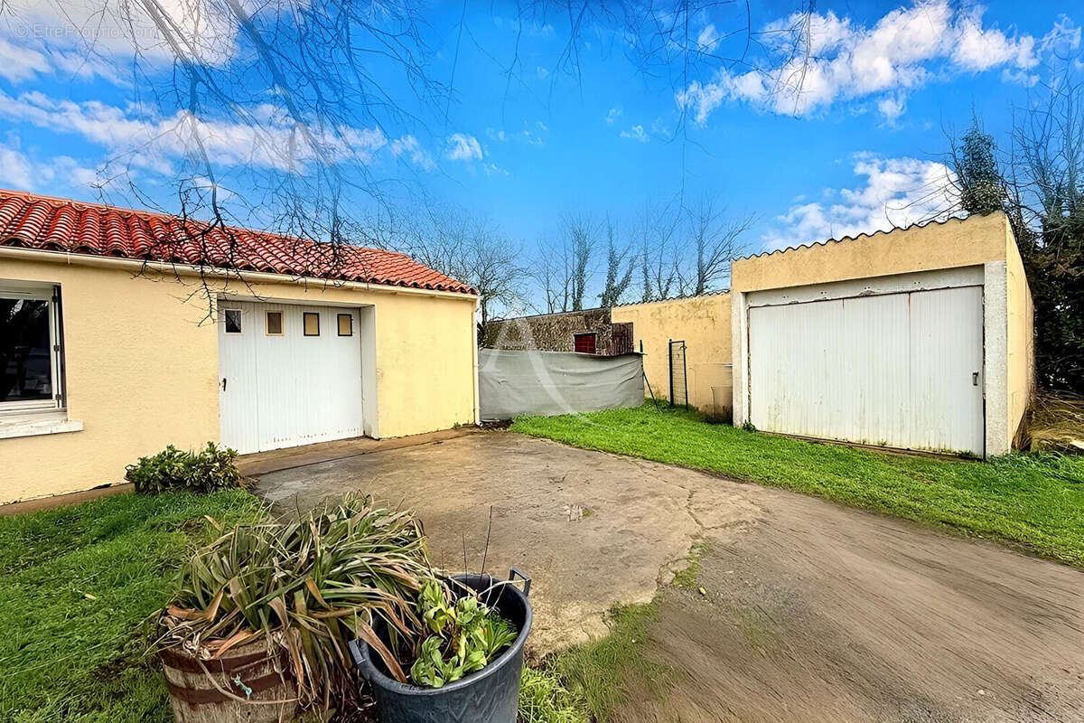 Maison à CHAMPAGNE-LES-MARAIS