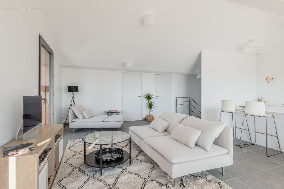 Appartement à LA TOUR-DE-SALVAGNY