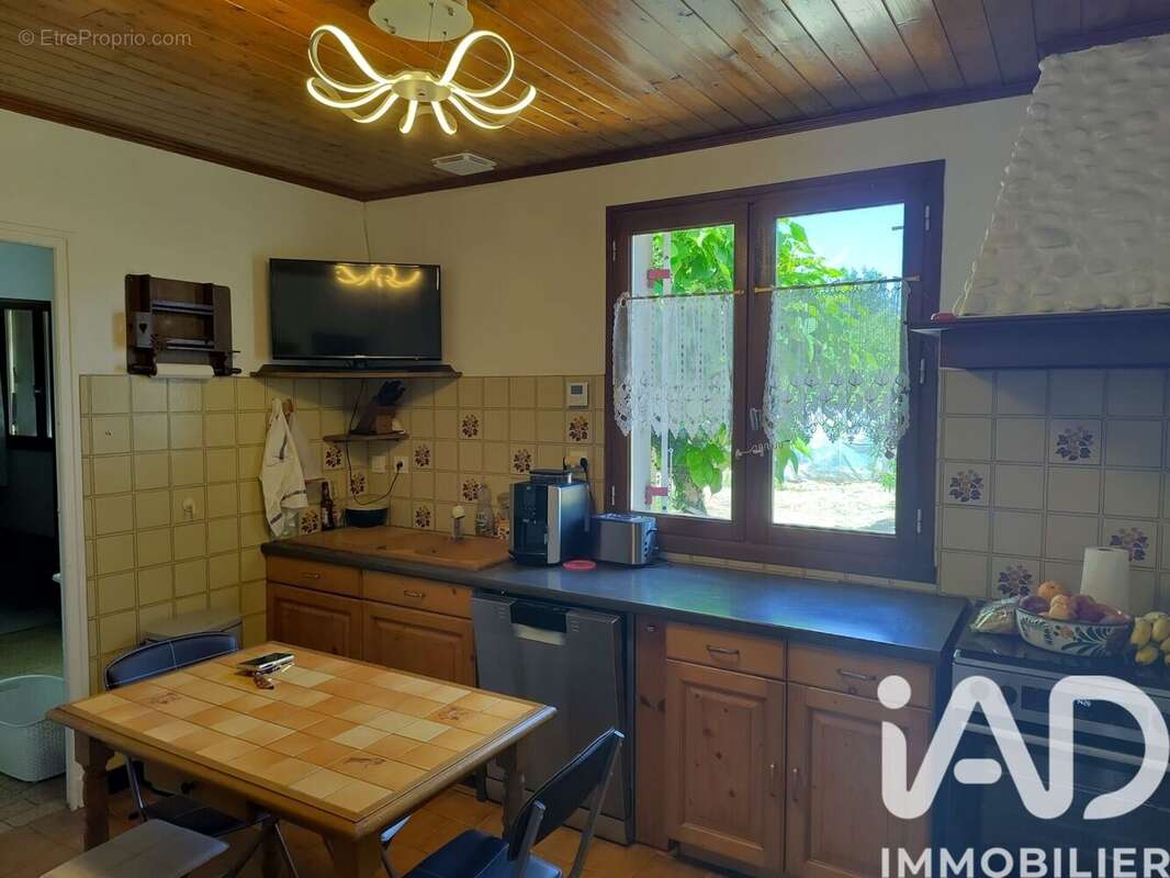 Maison 108 m² à Allas-Les-Mines  - photo 4