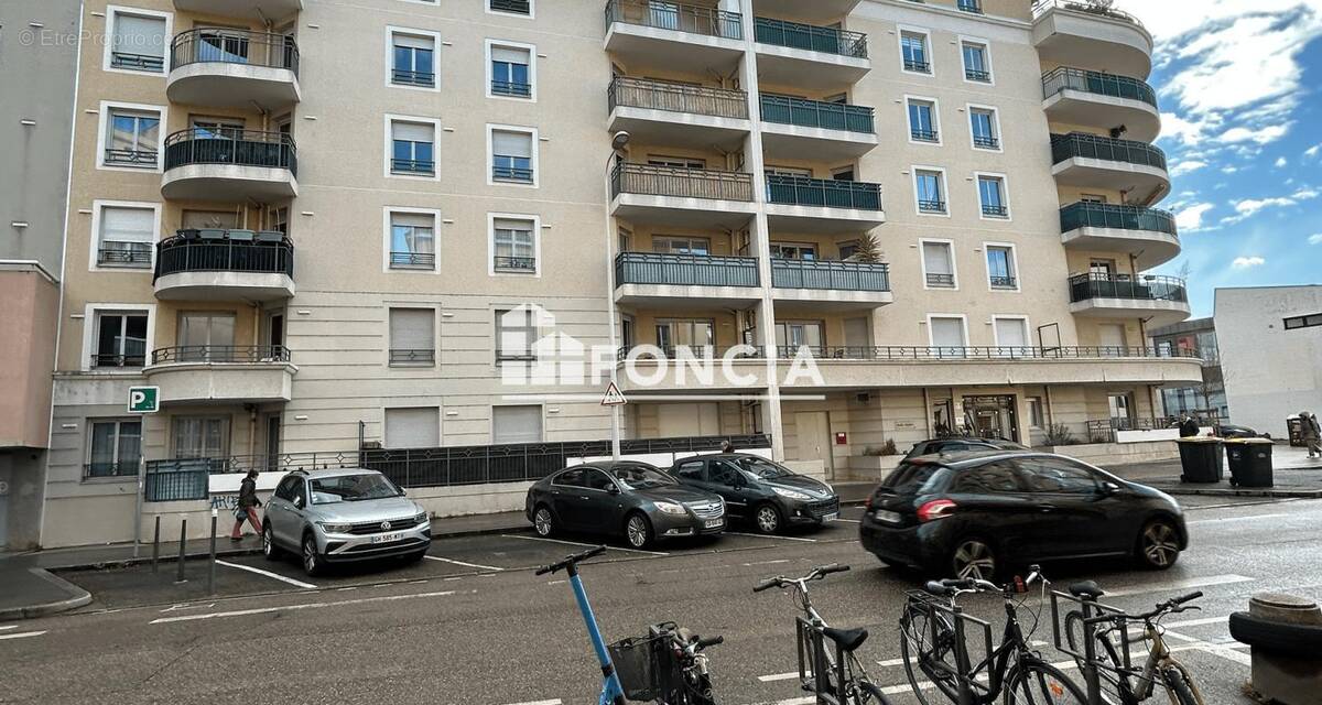 Parking à LYON-8E
