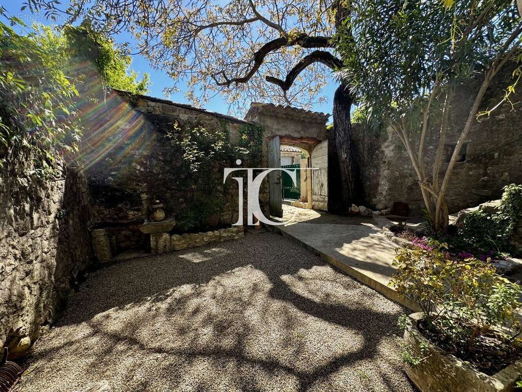 Maison à BERRIAS-ET-CASTELJAU