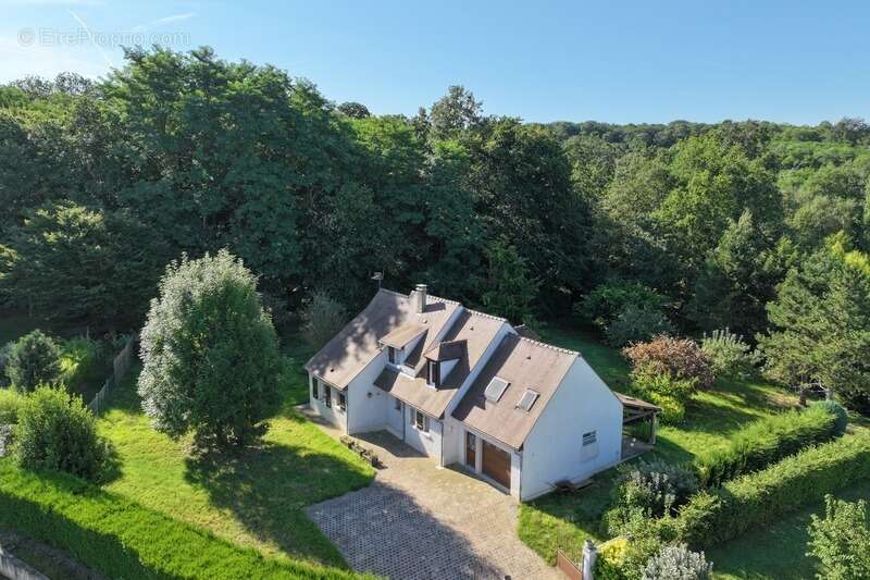 Maison à LA QUEUE-LES-YVELINES