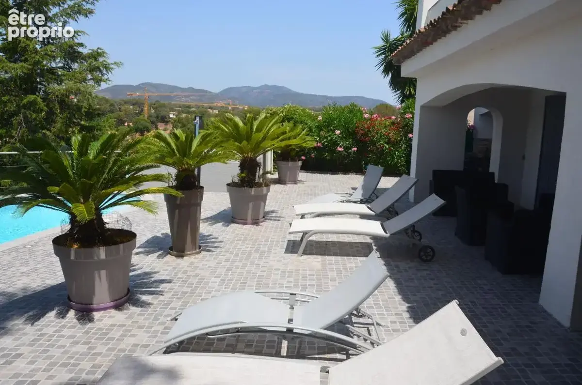 Saint-raphaël – maison de 196 m² avec piscine, vue et espaces de vie généreux - photo 19