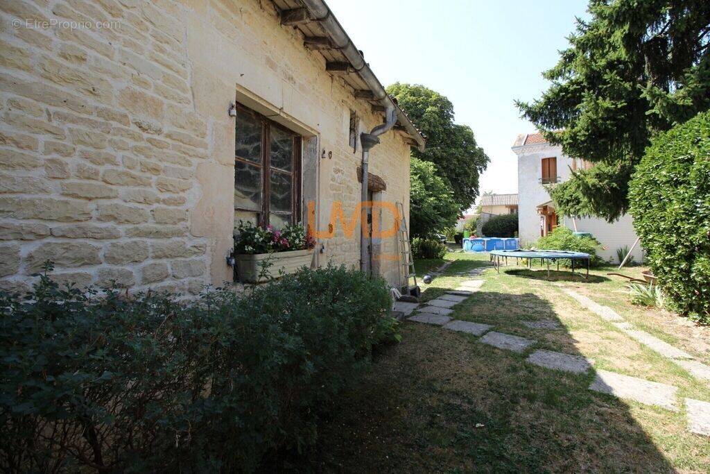Maison à BAZAUGES