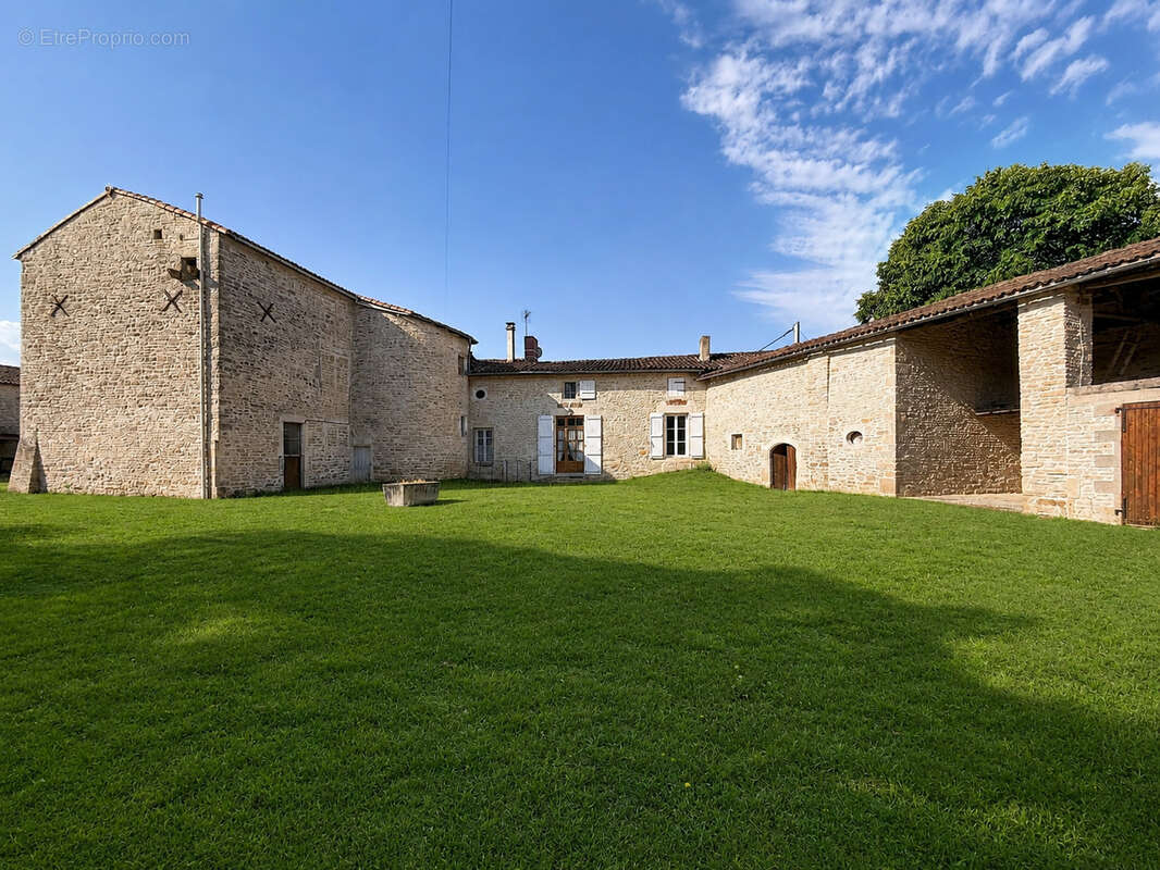 SECTEUR RUFFEC Très beau logis et ses dépendances à rénover - photo 2