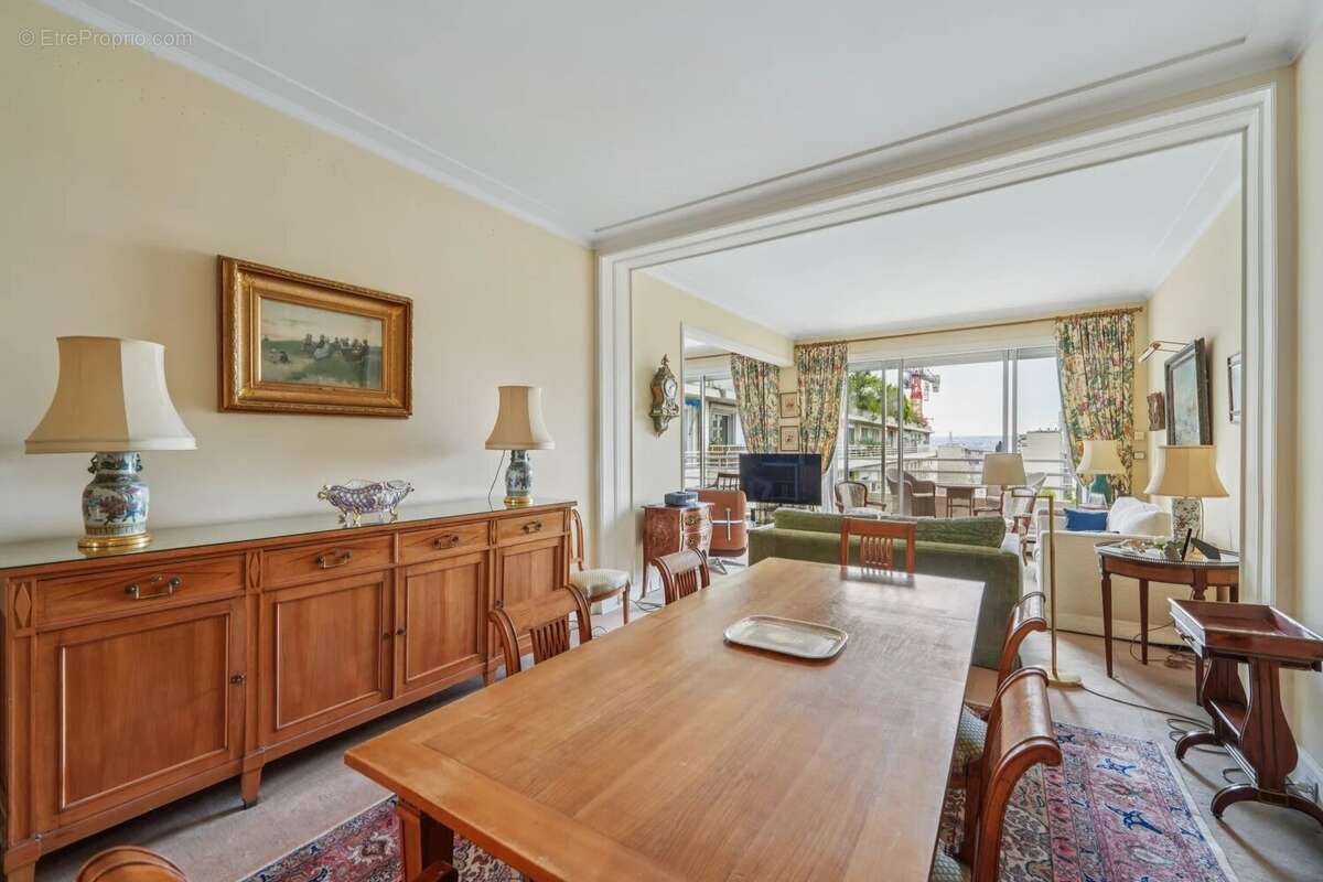 Appartement à PARIS-16E