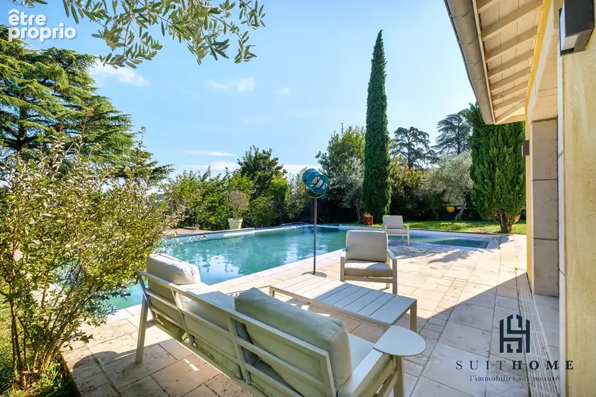 A vendre maison 175 m²  à Saint Romain Au Mont D Or, piscine et terrain clos et arboré - photo 11