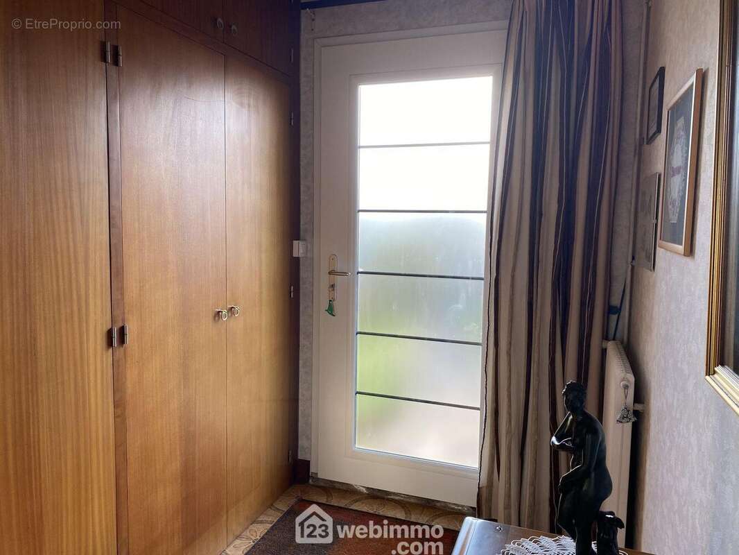 HALL D'ENTREE AVEC PLACARD - Maison à LA ROCHE-SUR-YON