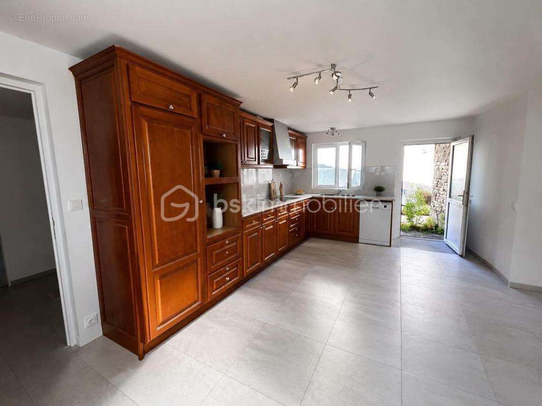 Maison en pierre de caractère de 190 m² avec dépendance – Boynes - photo 4