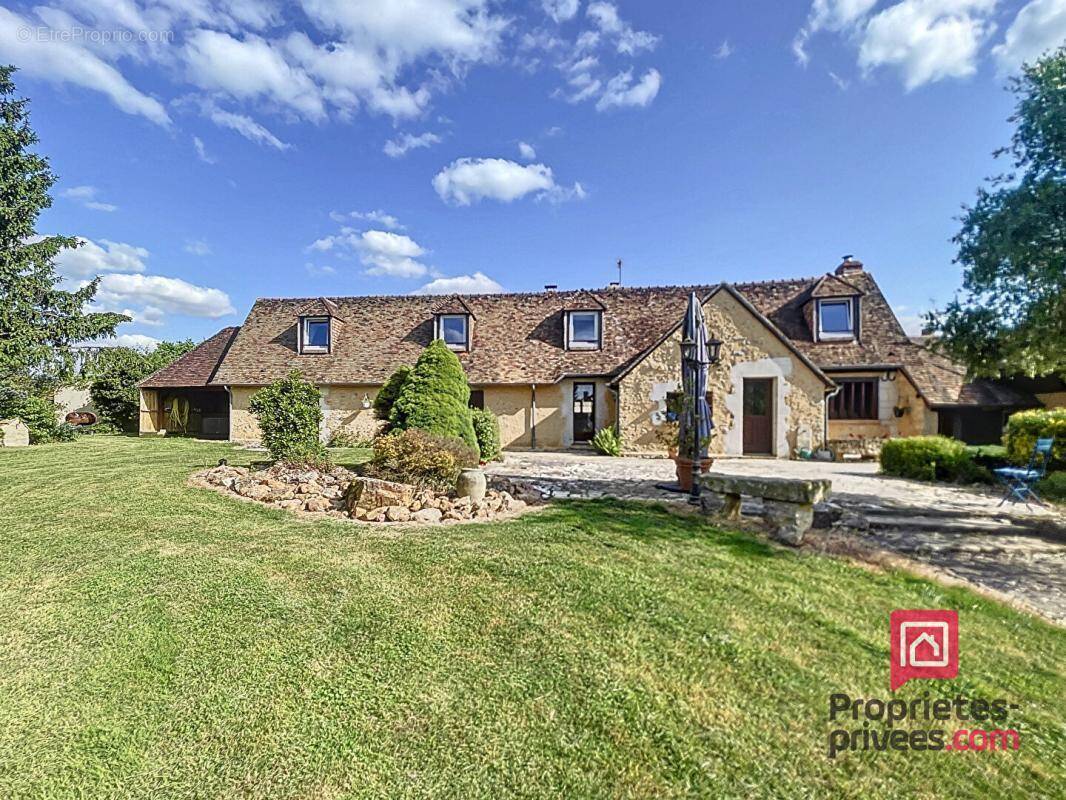 Maison à SAINT-COSME-EN-VAIRAIS