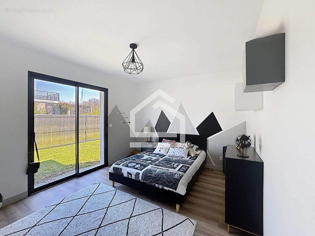 Soussans - Maison Contemporaine de 175m2, 5 chambres, piscine et garage. - photo 12