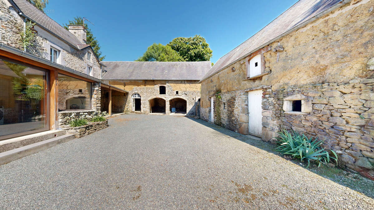 Propriété d'exception avec Gites - 403 m2 sur terrain de 8,5 hectares avec dépendances et étangs. - photo 4