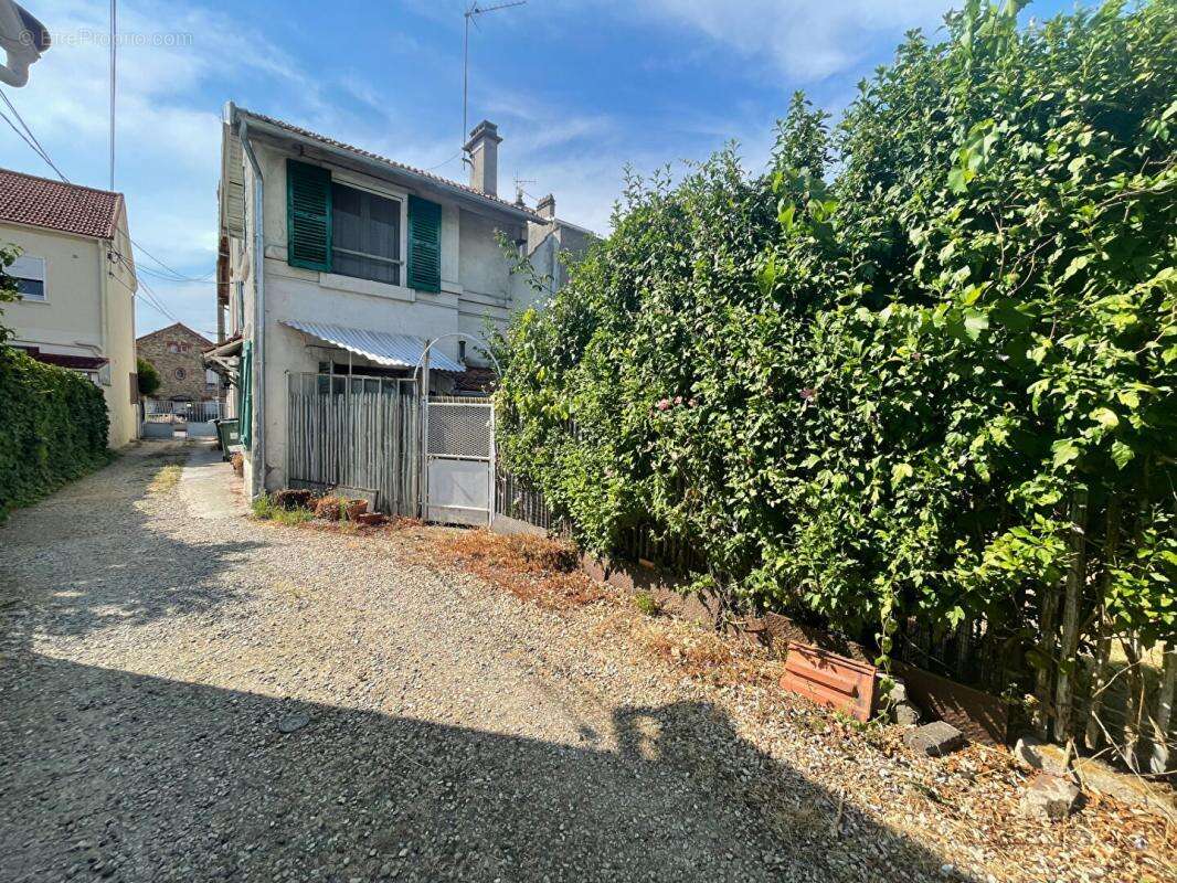 Clamart -Quartier Gare. Ensemble immobilier familial avec jardin et stationnements 150 m² à réinventer - photo 3