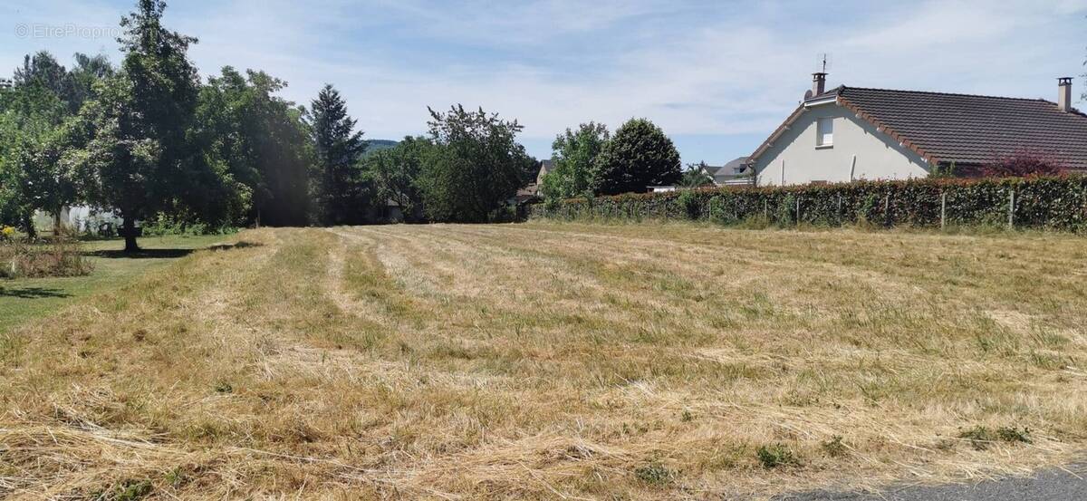 Terrain à LE MAYET-DE-MONTAGNE