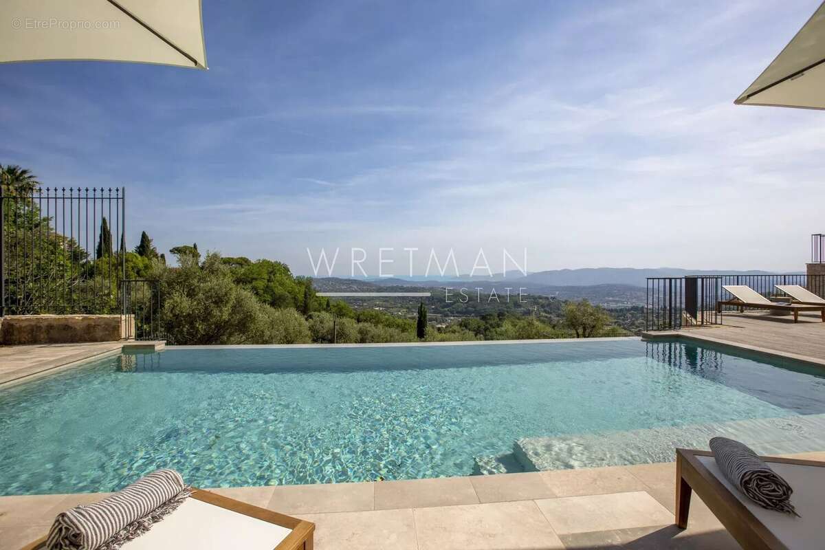 Maison à CHATEAUNEUF-GRASSE