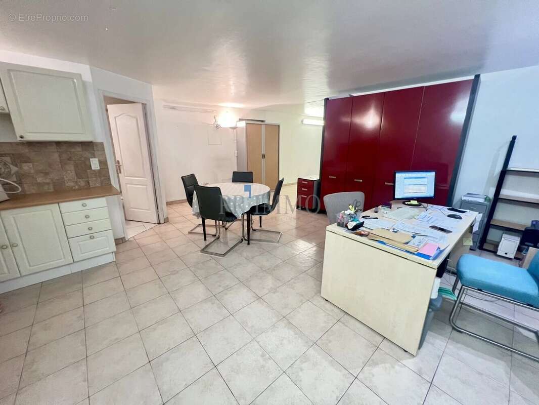Fréjus Centre Ville Local professionnel avec garage à vendre - photo 4