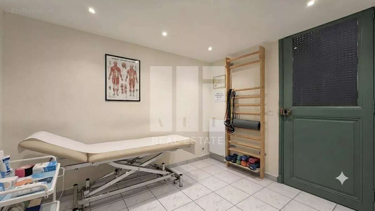 Cannes centre-ville local commercial/bureaux - photo 2