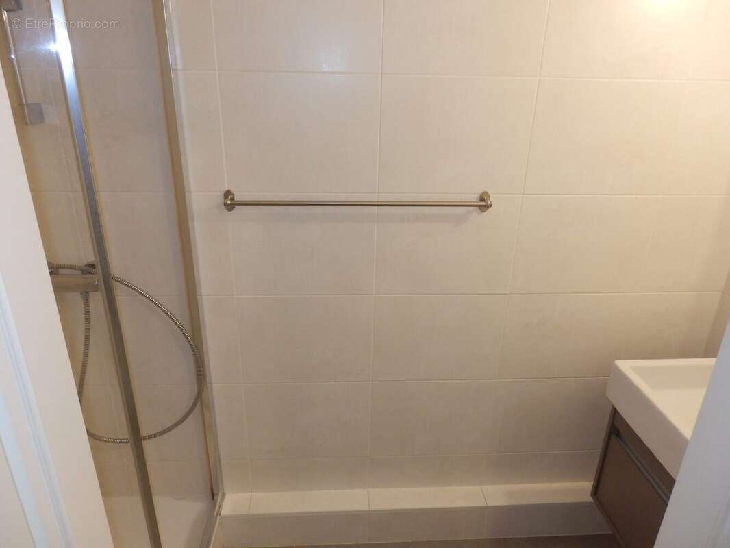 salle de douche  - Appartement à SOUFFELWEYERSHEIM