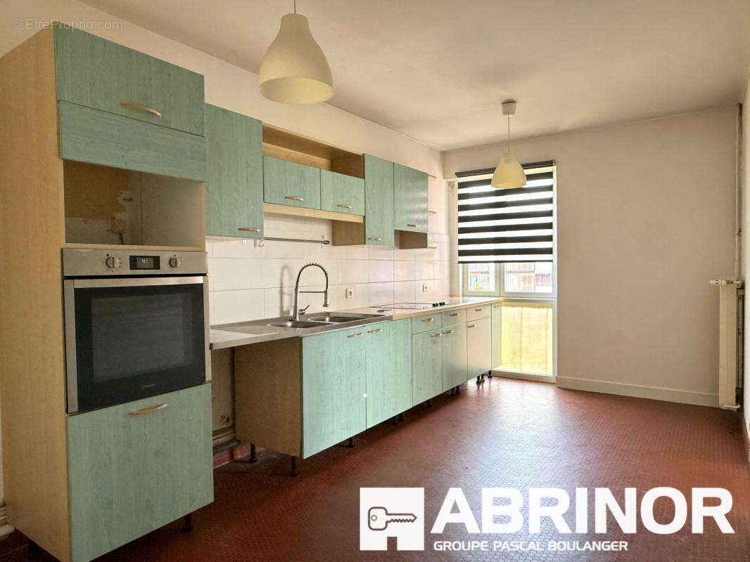 Superbe t4 traversant 90 m² — vue étang & tour perret, plein sud - photo 2