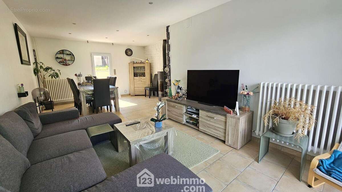 Une autre vue du séjour. - Maison à MILLY-LA-FORET