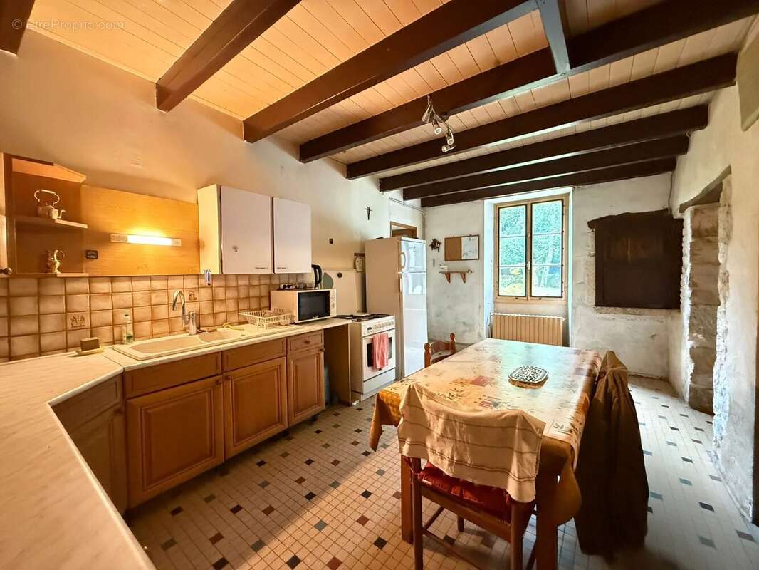 Charmante maison en pierre de 4 chambres dans un quartier paisible - photo 4