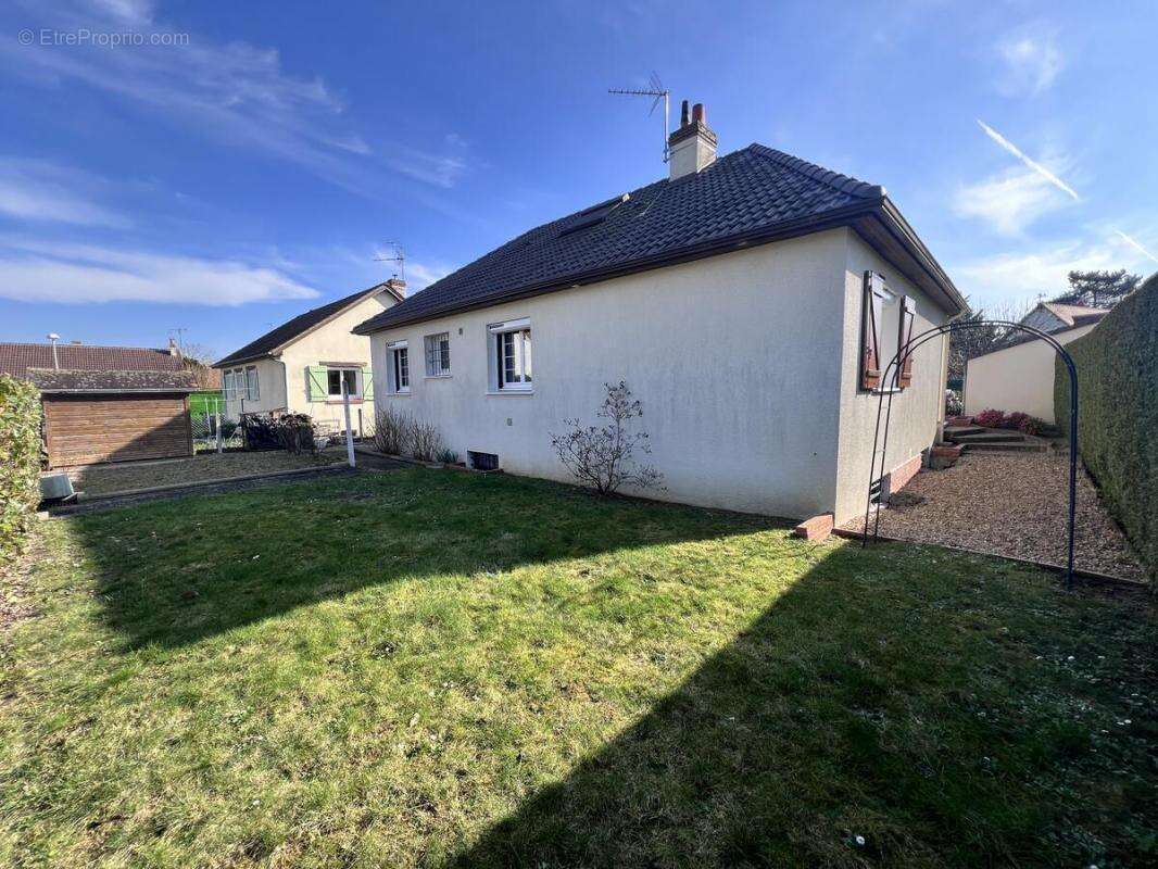 Maison à SAINT-JEAN-DE-BRAYE