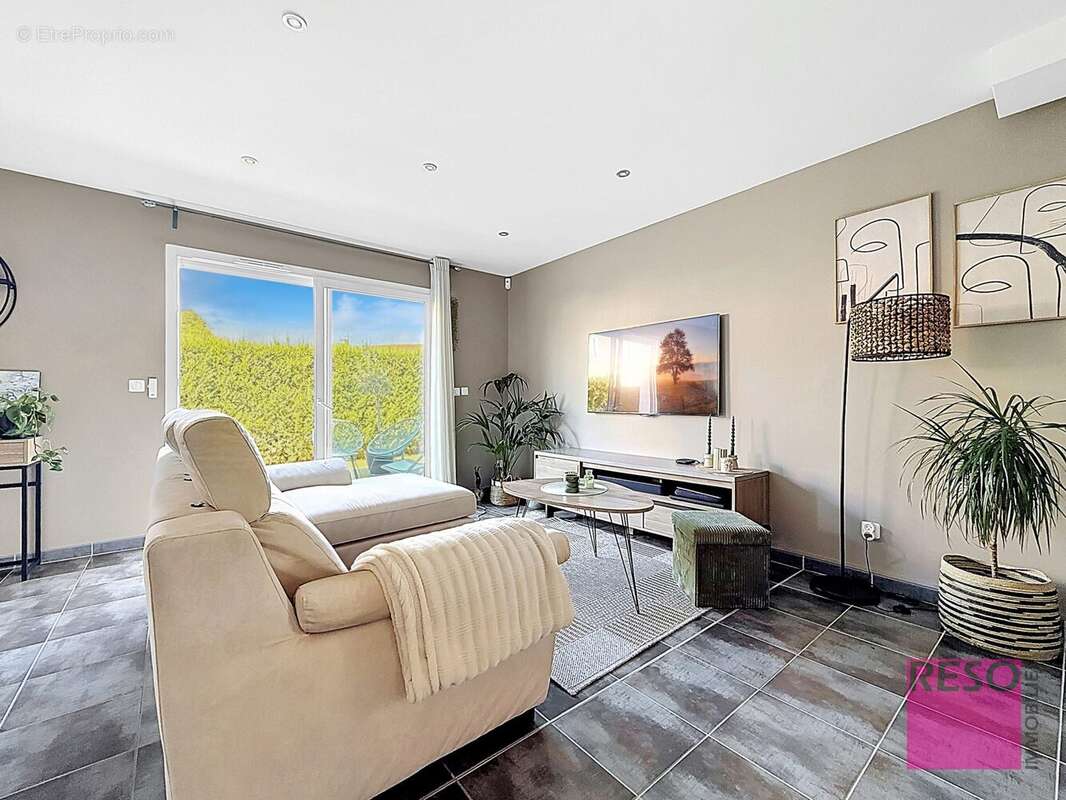 Maison 101 m² à Cranves-Sales  - photo 4