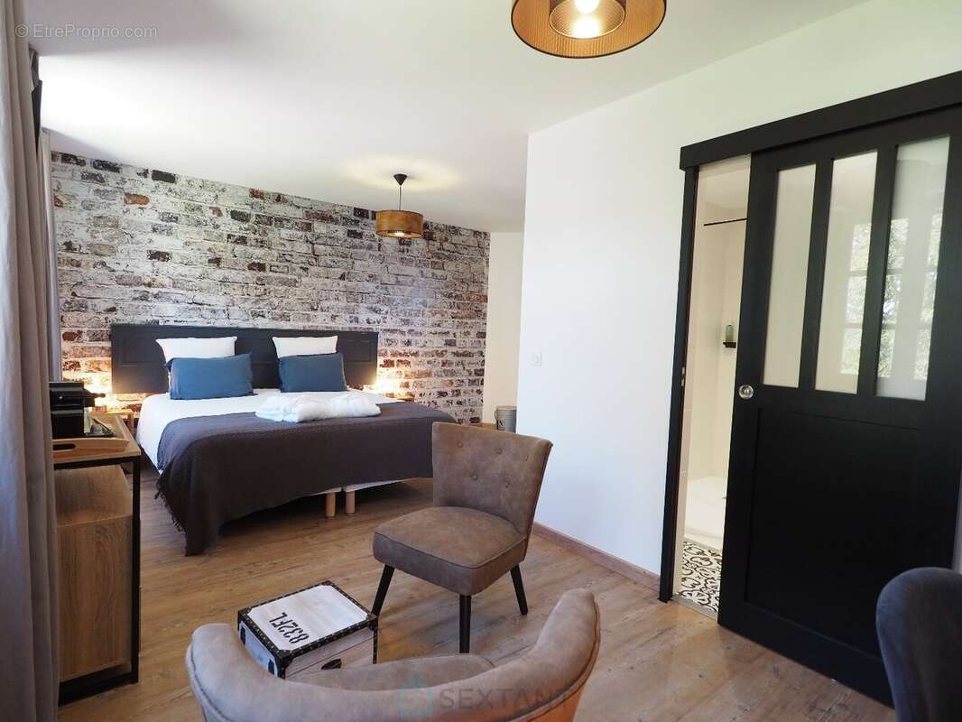 Un cadre atypique, une bâtisse en pierres récemment rénovée et équipée à neuf : Chambres d'hôtes, salle sports - fitness, espace - photo 7