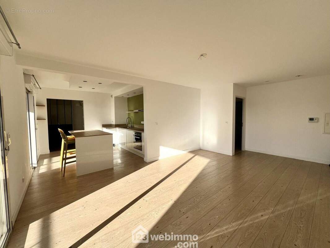 L'espace séjour cuisine de près de 35m2 - Appartement à BASTIA