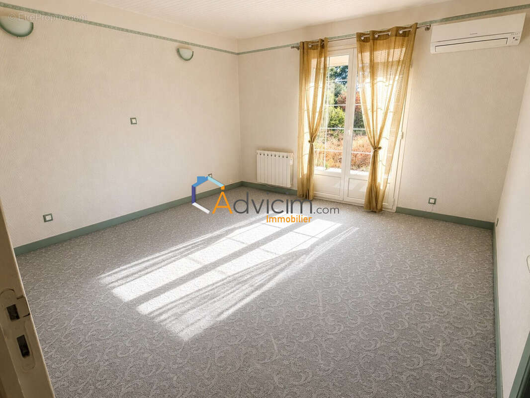 Maison 220 m² à Saint-Maurice-Sur-Fessard  - photo 7