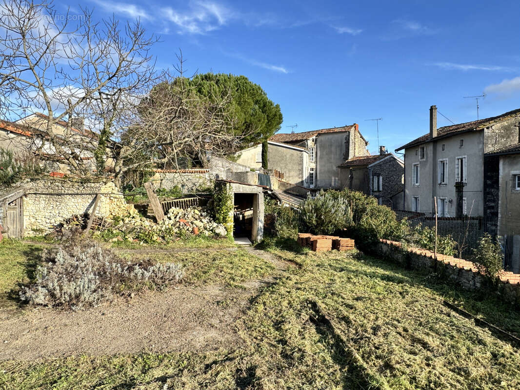 Maison à BARBEZIEUX-SAINT-HILAIRE