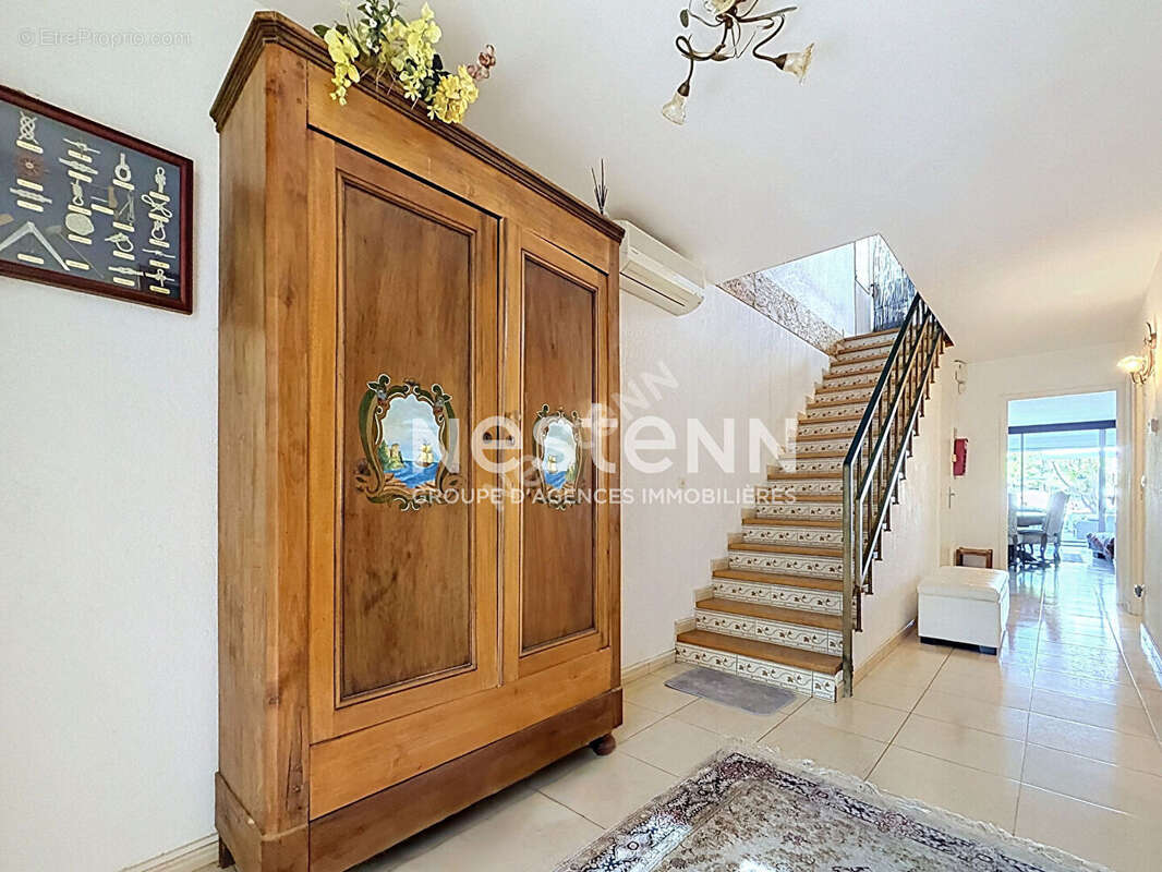 Port Camargue belle Marina de type P5 avec Appontement de 5.38M sur 15M - photo 6