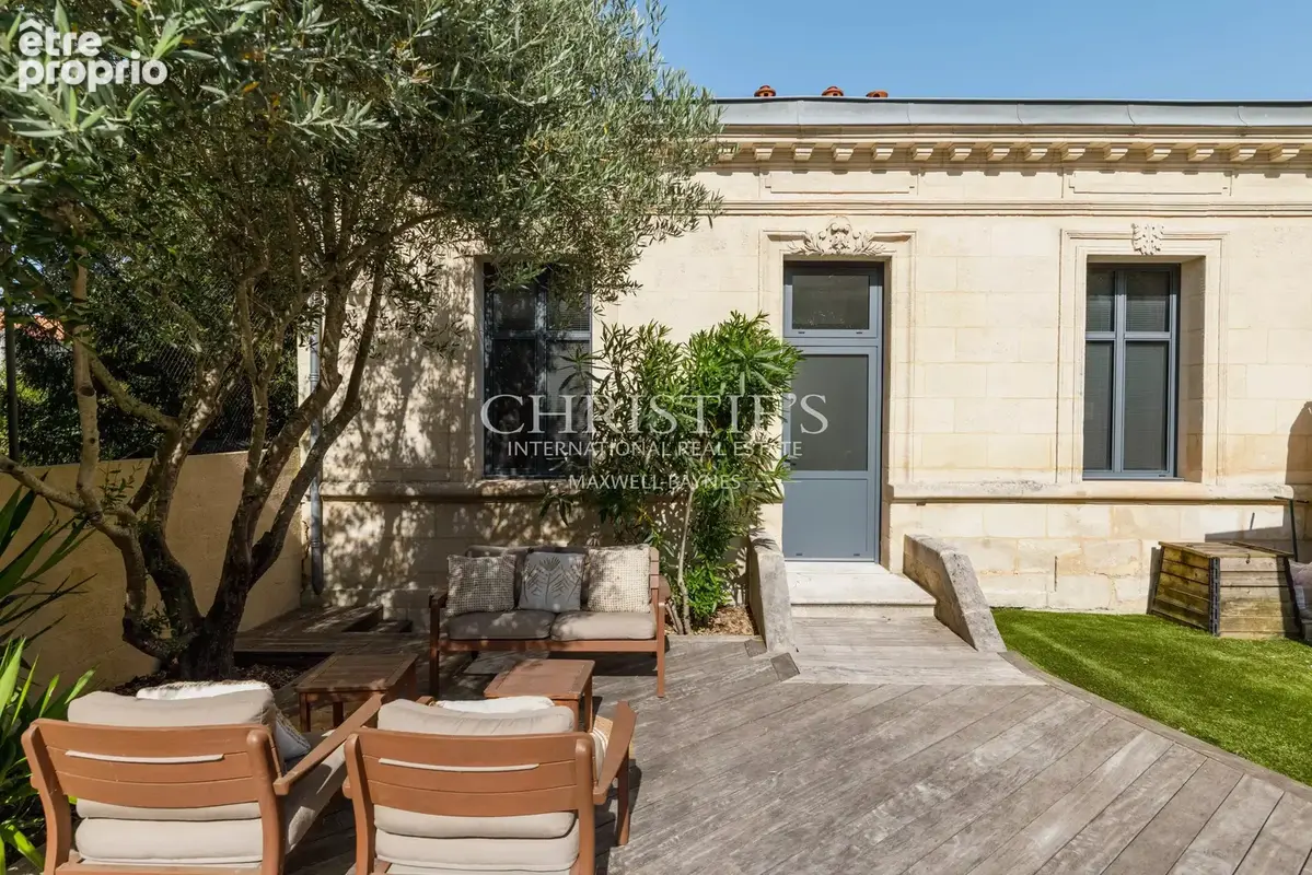 Maison de maître rénovée avec maison d'invités, piscine et garages - photo 7