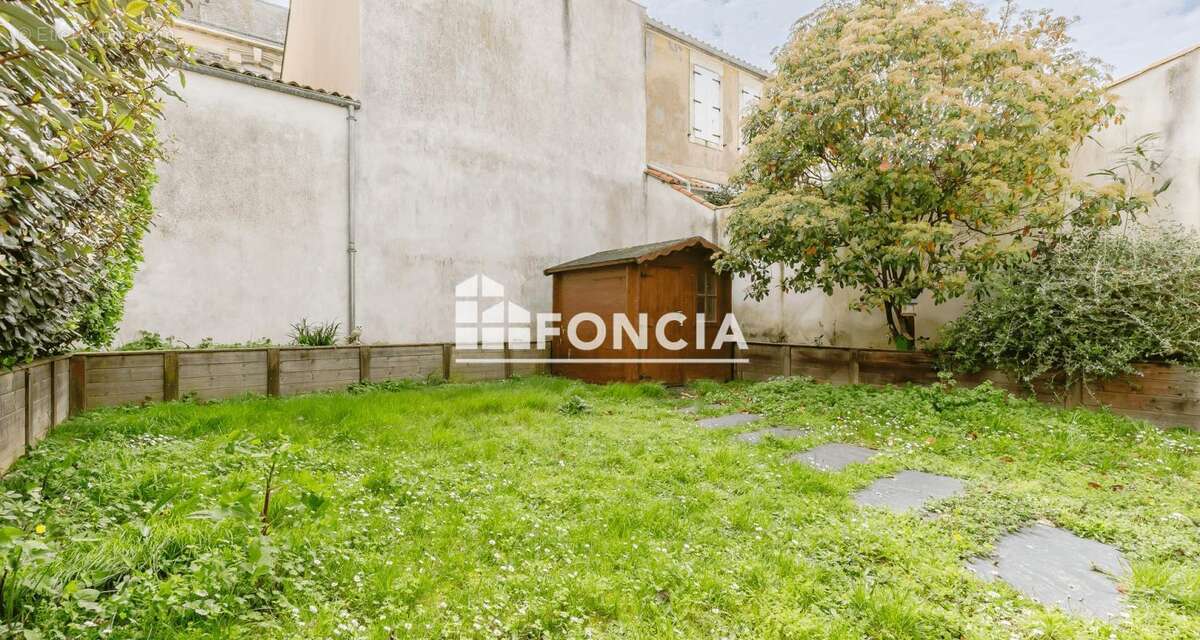 AU CENTRE DES SABLES D'OLONNE - Appartement T3 de 84m2 avec jardin et garage de 19m2 dans résidence de standing - photo 11