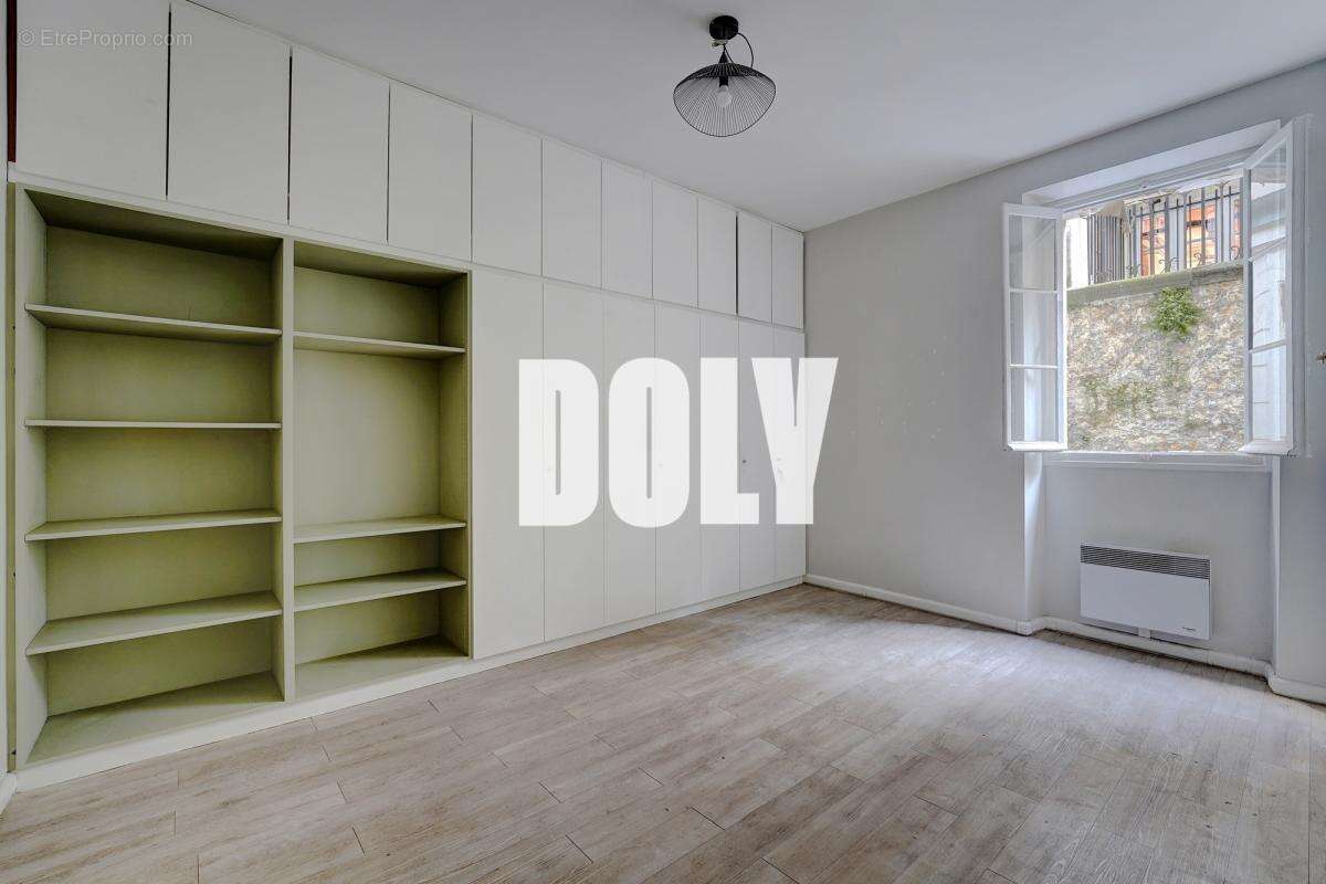 Commerce à PARIS-8E