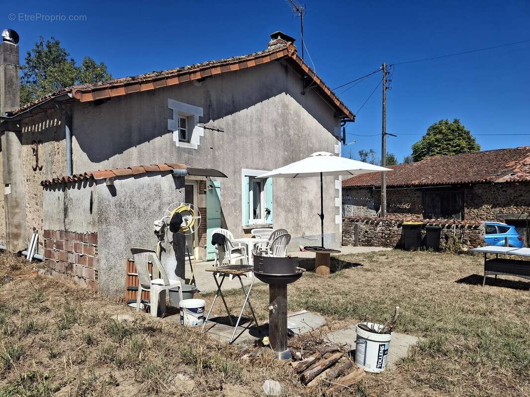 Maison familiale avec de nombreuses dépendances et du terrain - photo 17