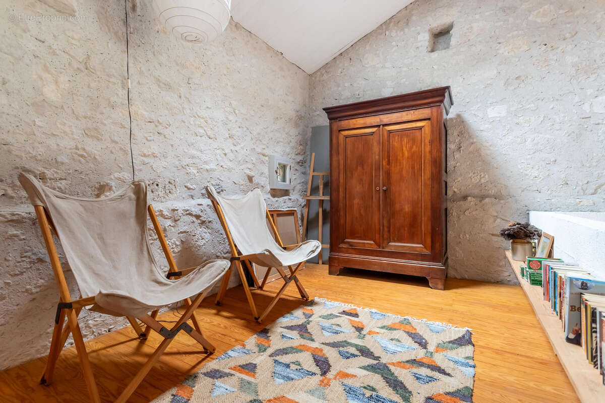 Maison à MONTJOI