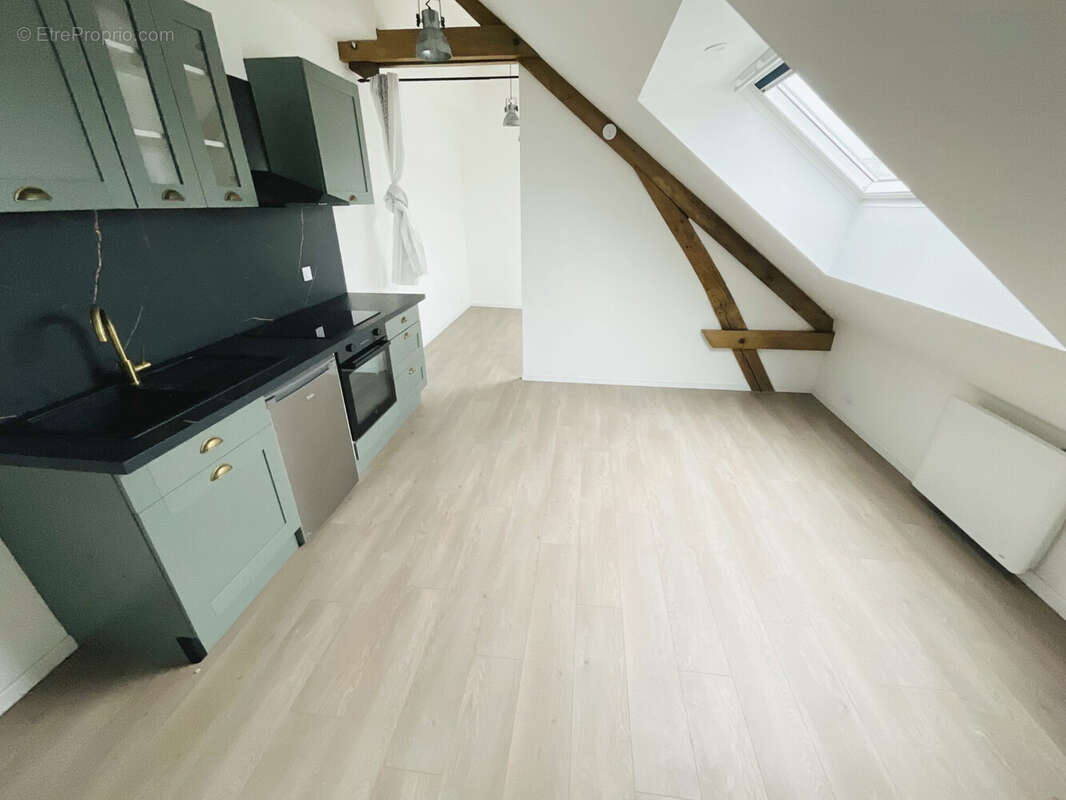 pièce de vie avec cuisine équipée  - Appartement à TROYES