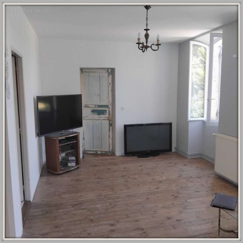 Maison à MONTMOREAU-SAINT-CYBARD