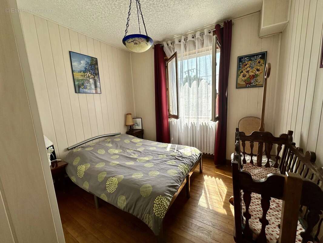 Maison familiale située à proximité d'un village prisé en bord de rivière. - photo 11