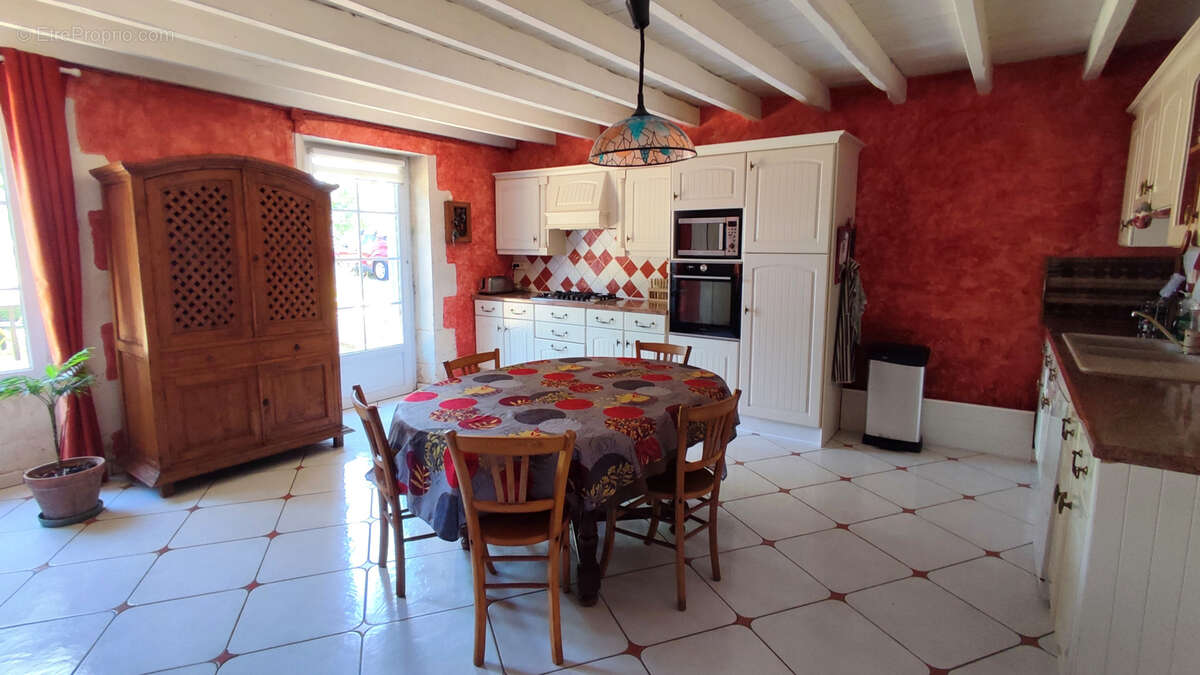 Charentaise de 220 m2, 5 chambres, dépendance, possibilité de gîte ou espace pro   Port-d'Envaux - photo 5