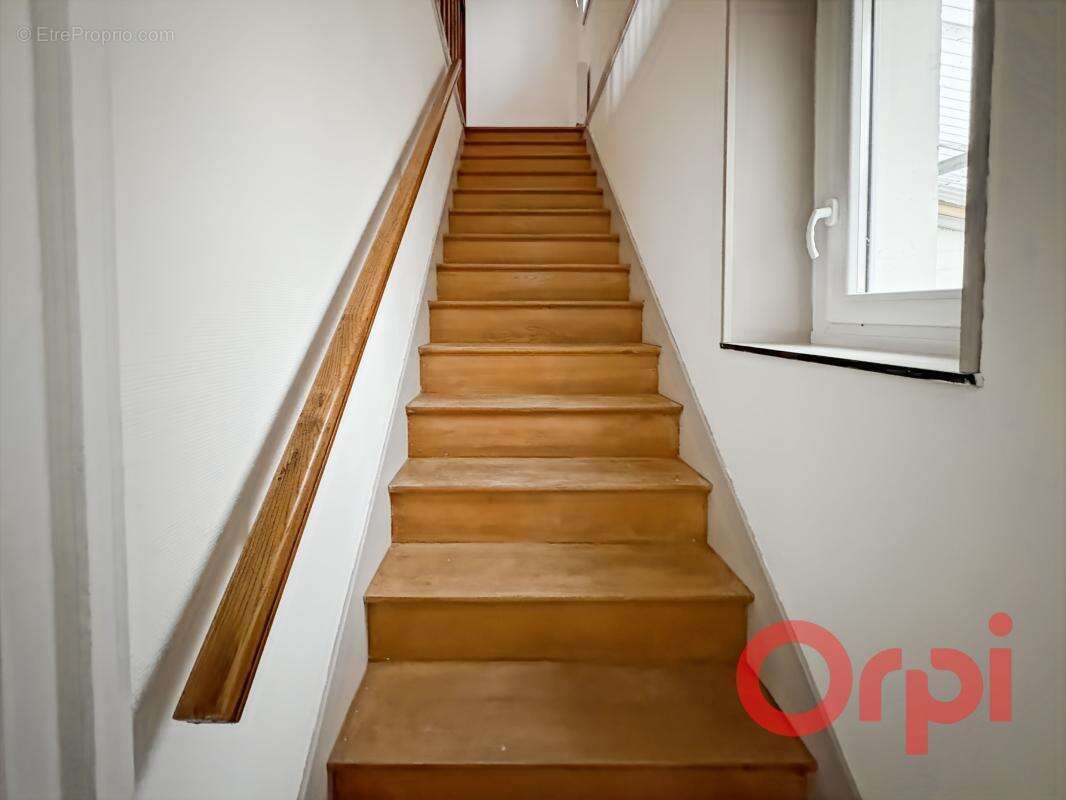 Maison à AINAY-LE-CHATEAU