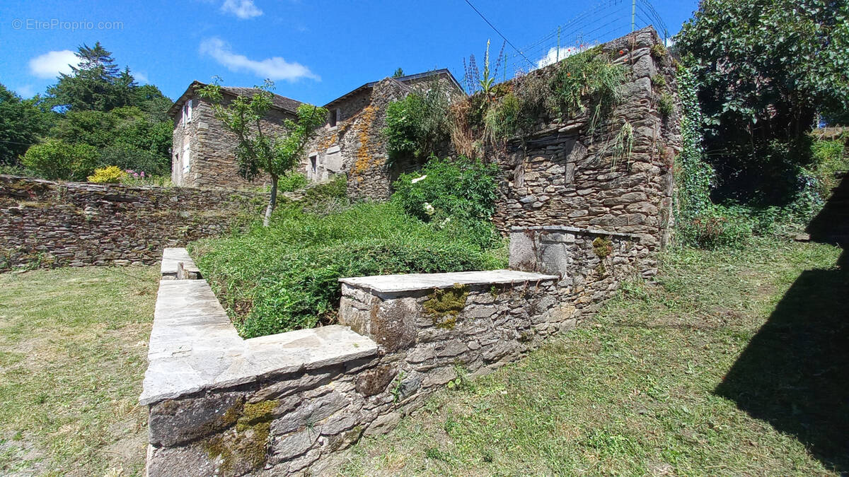 Maison à SALLES-CURAN